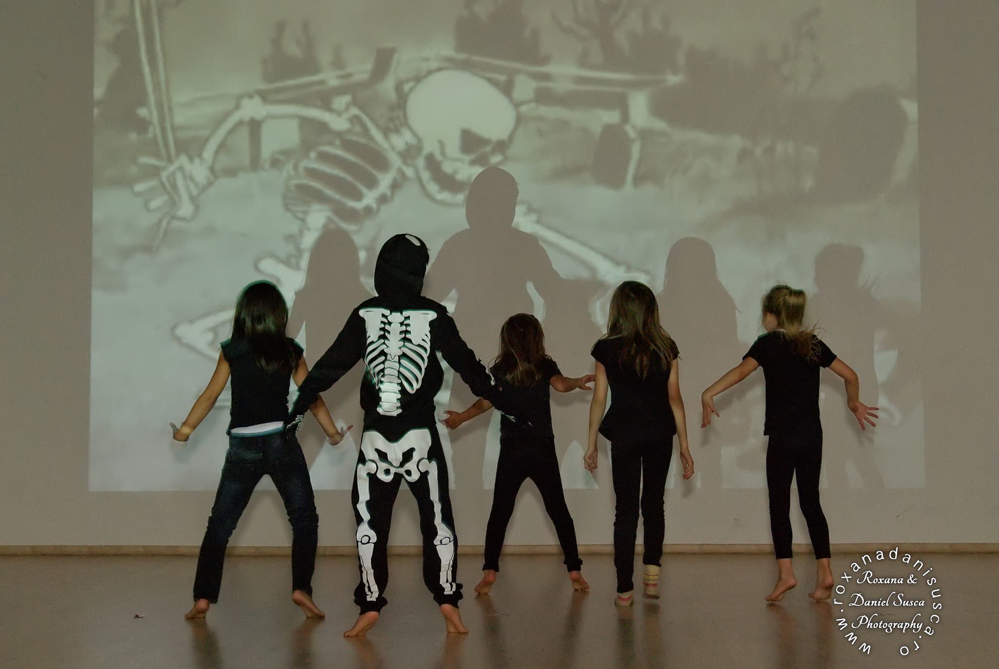 Fotografie din spectacolul  „Ghost", în coregrafia Colette Sadler. Spectacol realizat în urma unui atelier pentru copii găzduit în cadrul secțiunii Stage & Playground - eXplore dance festival #9, 2014.